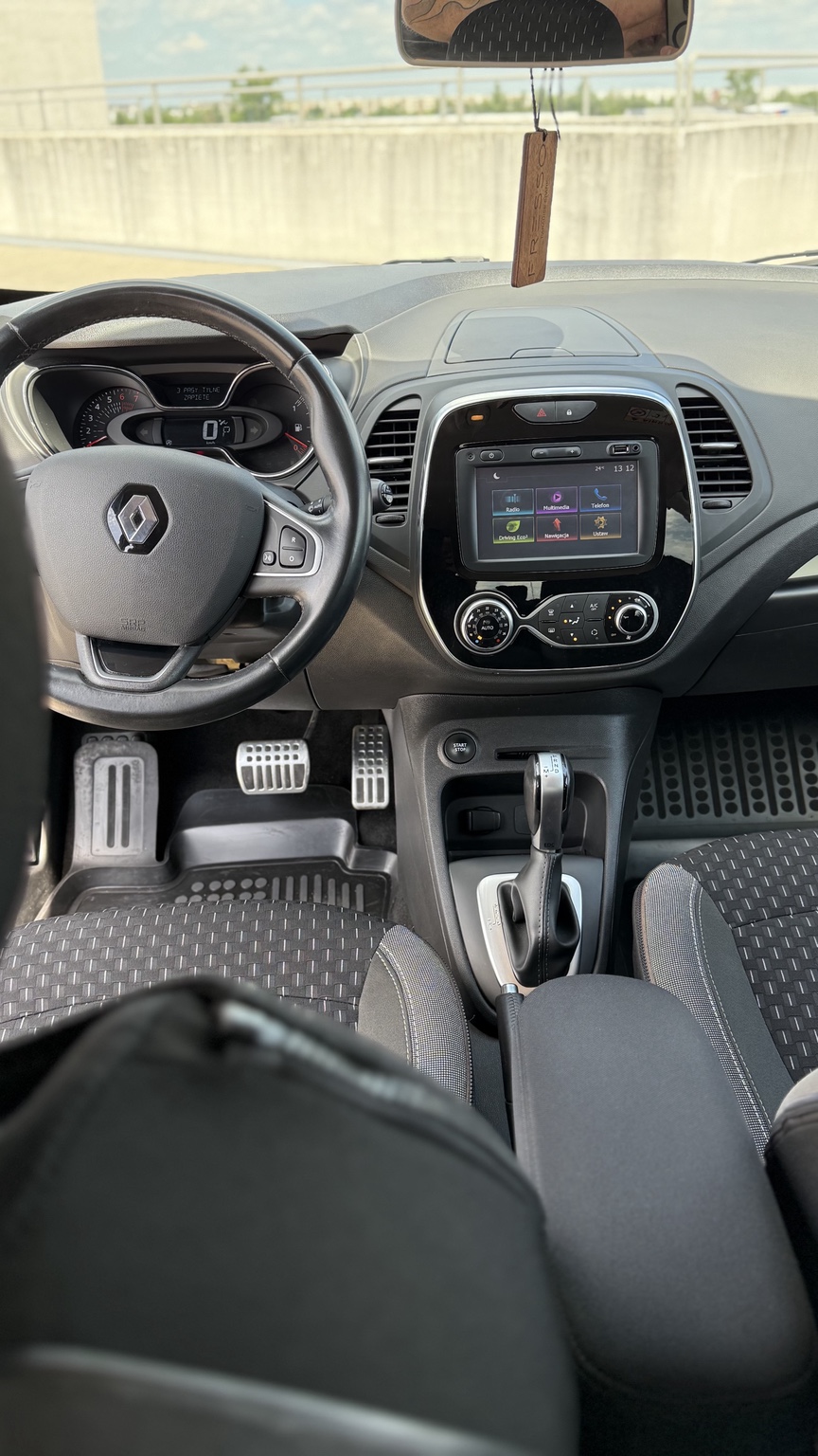 Renault Captur — kokpit i przednie fotele