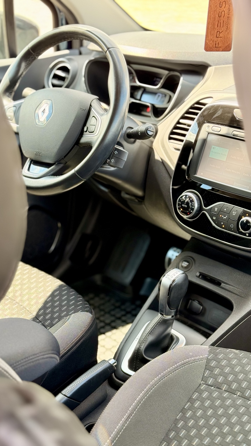 Renault Captur — wnętrze i konsola środkowa