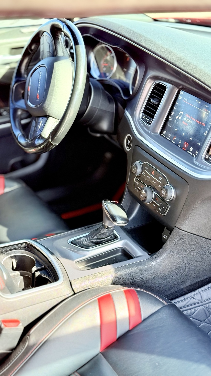 Wnętrze Dodge Charger — kokpit i konsola środkowa