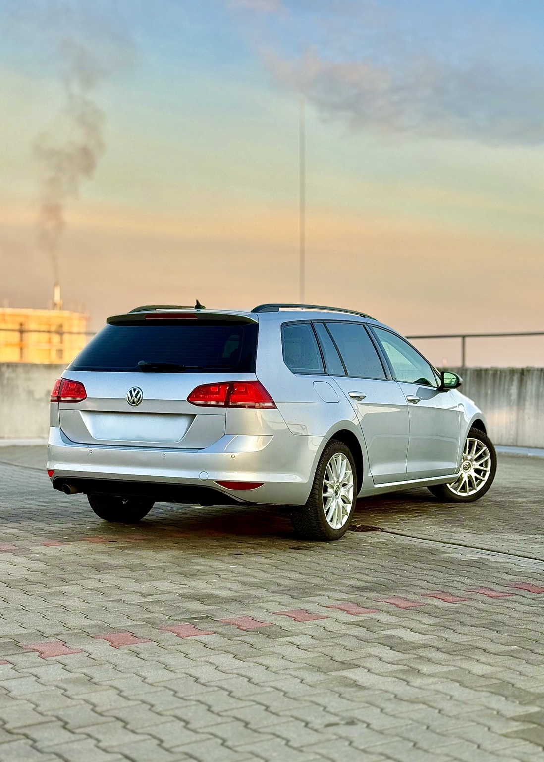 Volkswagen Golf 7 Kombi — tył i bok samochodu